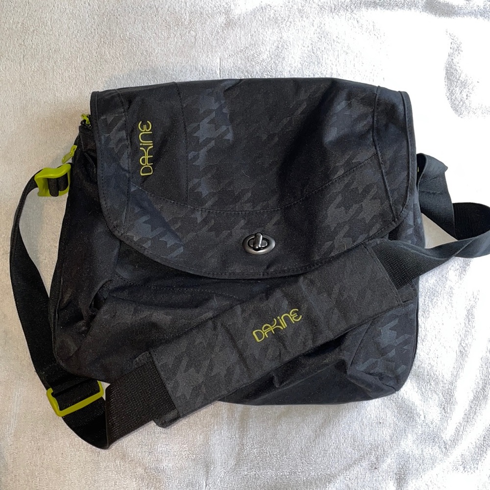 Dakine messenger laptop bag